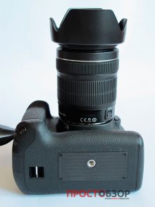 Вид со стороны крепления штатива камеры Canon EOS 70D и бустера BG-E14
