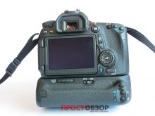Вид сзади камеры Canon EOS 70D и бустера BG-E14