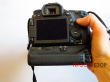 Как держать камеру  Canon EOS 70D с аккумуляторной ручкой BG-E14 - вид сзади