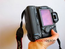 Как держать камеру  Canon EOS 70D с аккумуляторной ручкой BG-E14 - на руке