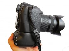 Как держать камеру  Canon EOS 70D с аккумуляторной ручкой BG-E14 - в руке