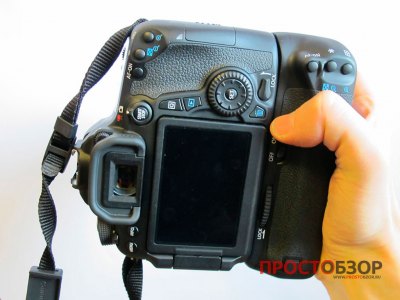 Как держать камеру  Canon EOS 70D с аккумуляторной ручкой BG-E14