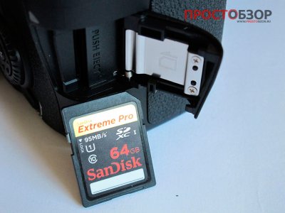 Внешний вид SD карты SanDisk_SDXC_Extreme_Pro_64GB_UHS-I возле слота камеры Canon EOS 70D Внешний вид SD карты SanDisk_SDXC_Extreme_Pro_64GB_UHS-I возле слота камеры Canon EOS 70D