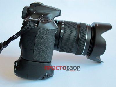 Вид сбоку камеры Canon EOS 70D и бустера BG-E14 Вид сбоку камеры Canon EOS 70D и бустера BG-E14