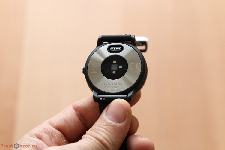 Внешний вид часов Garmin Vivoactive 3 - вид сзади Внешний вид часов Garmin Vivoactive 3 - вид сзади