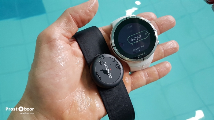 Нагрудный пульсометр Suunto Smart Sensor в бассейне на плавании Нагрудный пульсометр Suunto Smart Sensor в бассейне на плавании
