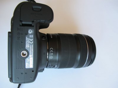 Нижняя часть камеры Canon EOS 70D с креплением для штатива