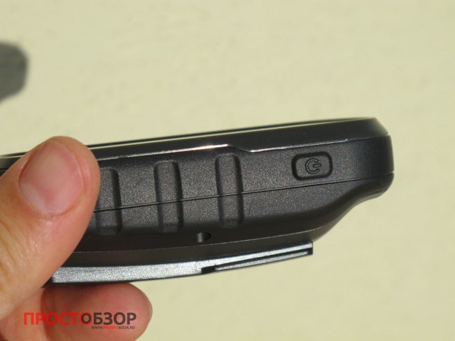Боковая сторона GPS навигатора Garmin Etrex Touch 35