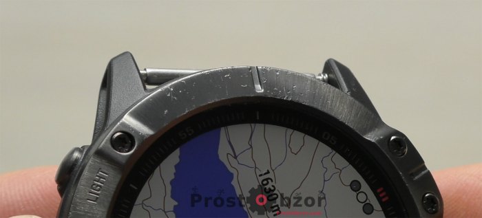 Царапины и повреждения на безеле часов Garmin Fenix -