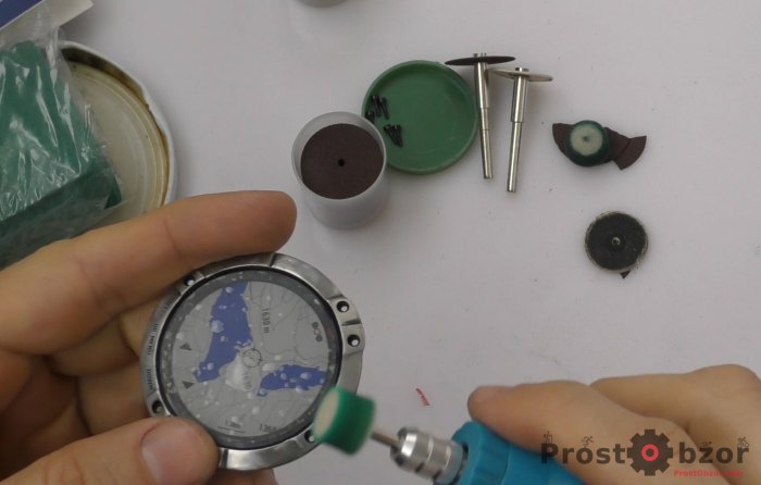 Полировка безеля часов Garmin с помощью пасты ГОИ