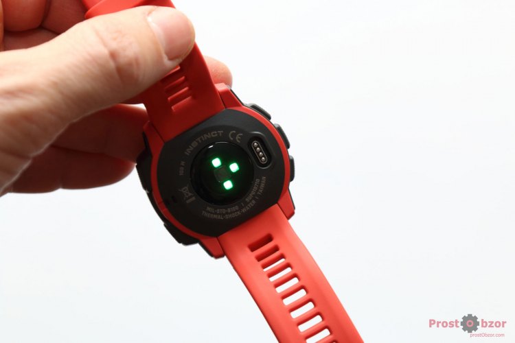 Встроенный датчик пульса HR в часах Garmin Instinct