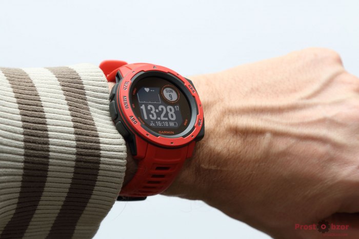 Надписи на безеле в часах Garmin Instinct