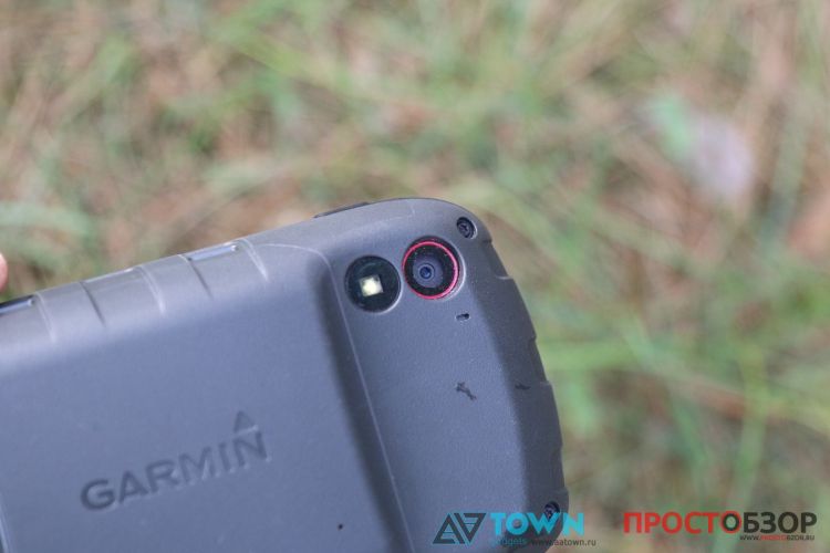 Камера и вспышка-фонарик GPS навигатора Garmin Monterra