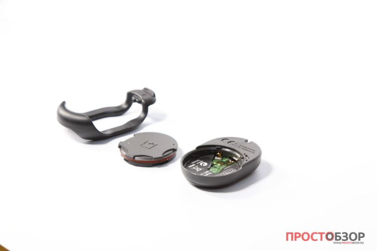 Разобранный датчик Garmin Tempe - вид на батарейку