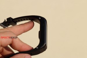 датчик пульса на корпусе Garmin Vivoactive HR