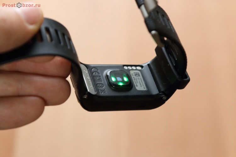 Внешний вид часов Garmin Vivoactive HR - с обратной стороны
