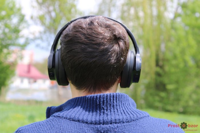 Наушники Mixcder E9 на голове