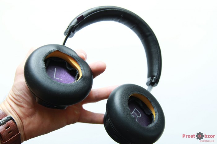 Мои фирменные наушники Plantronics - порванные амбушюры