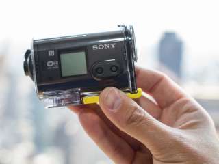 Sony HDR-AS30VR в руке
