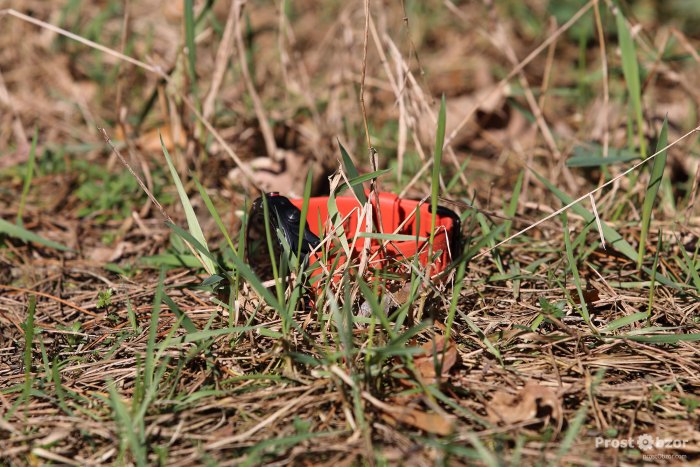 Часы Garmin Fenix 5X с оранжевым ремешок в траве