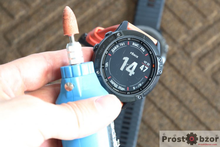 Следы царапин на стекле Garmin Fenix 6X Pro от шлифовального бура