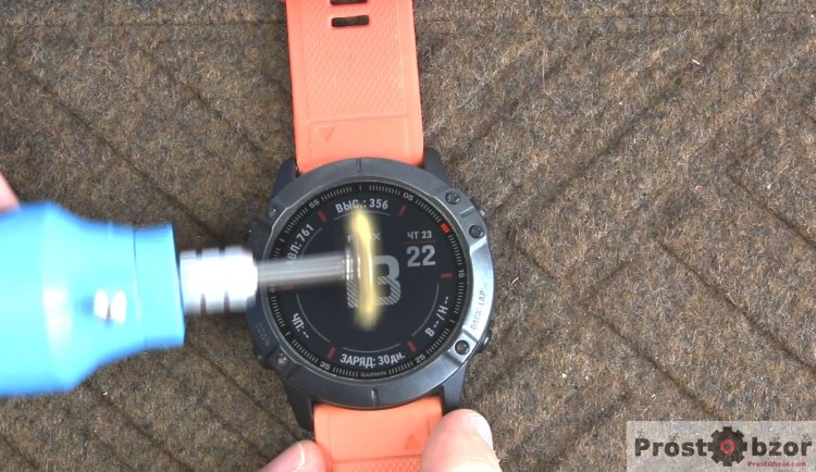 Царапаем  стекло часов Garmin Fenix 6X щеткой по металлу