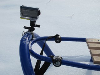 Установка камеры Sony с помощью крепления VCT-RBM1 на санках - вид сбоку